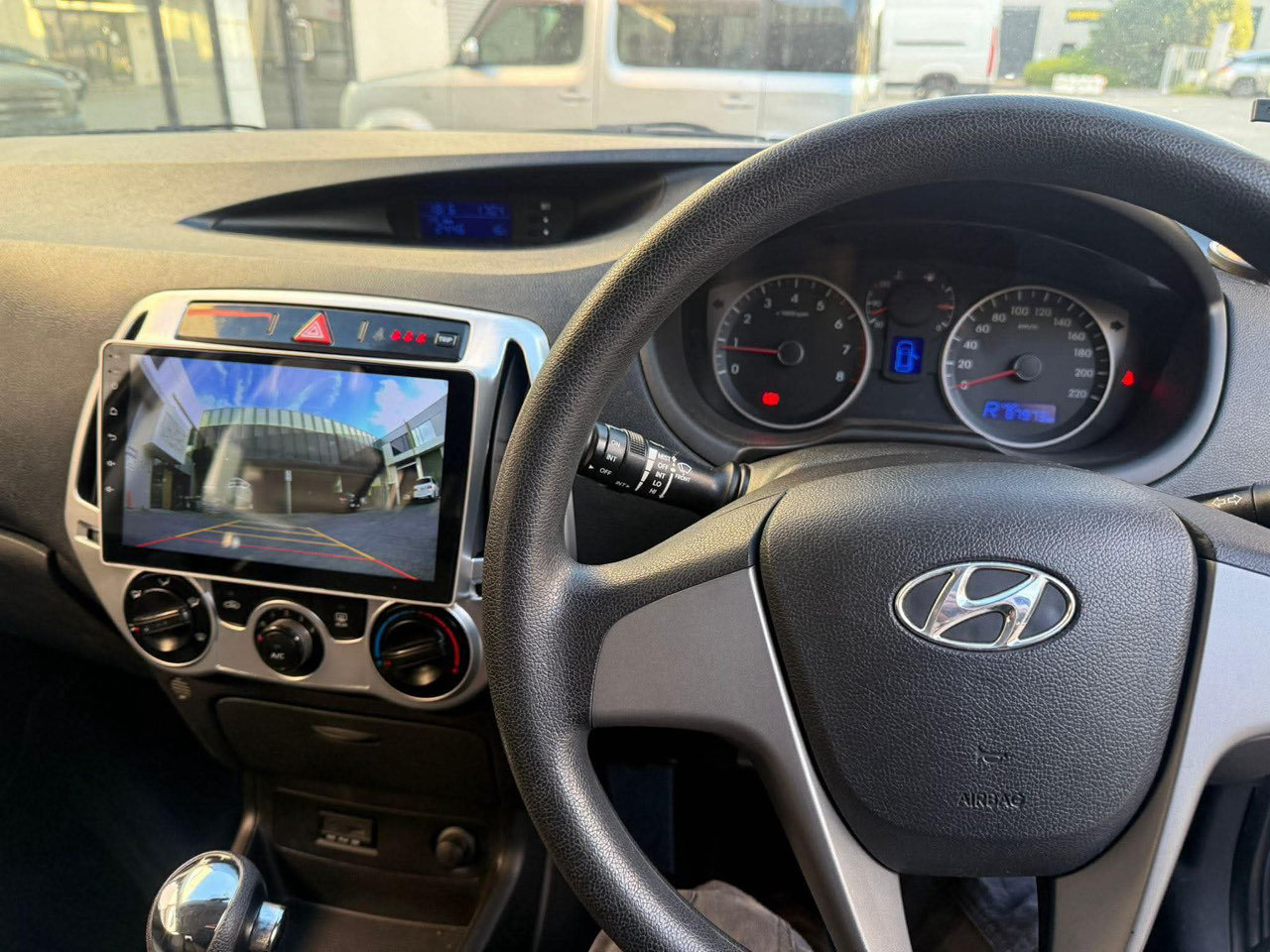 2013 Hyundai I20, photo 2 of 2