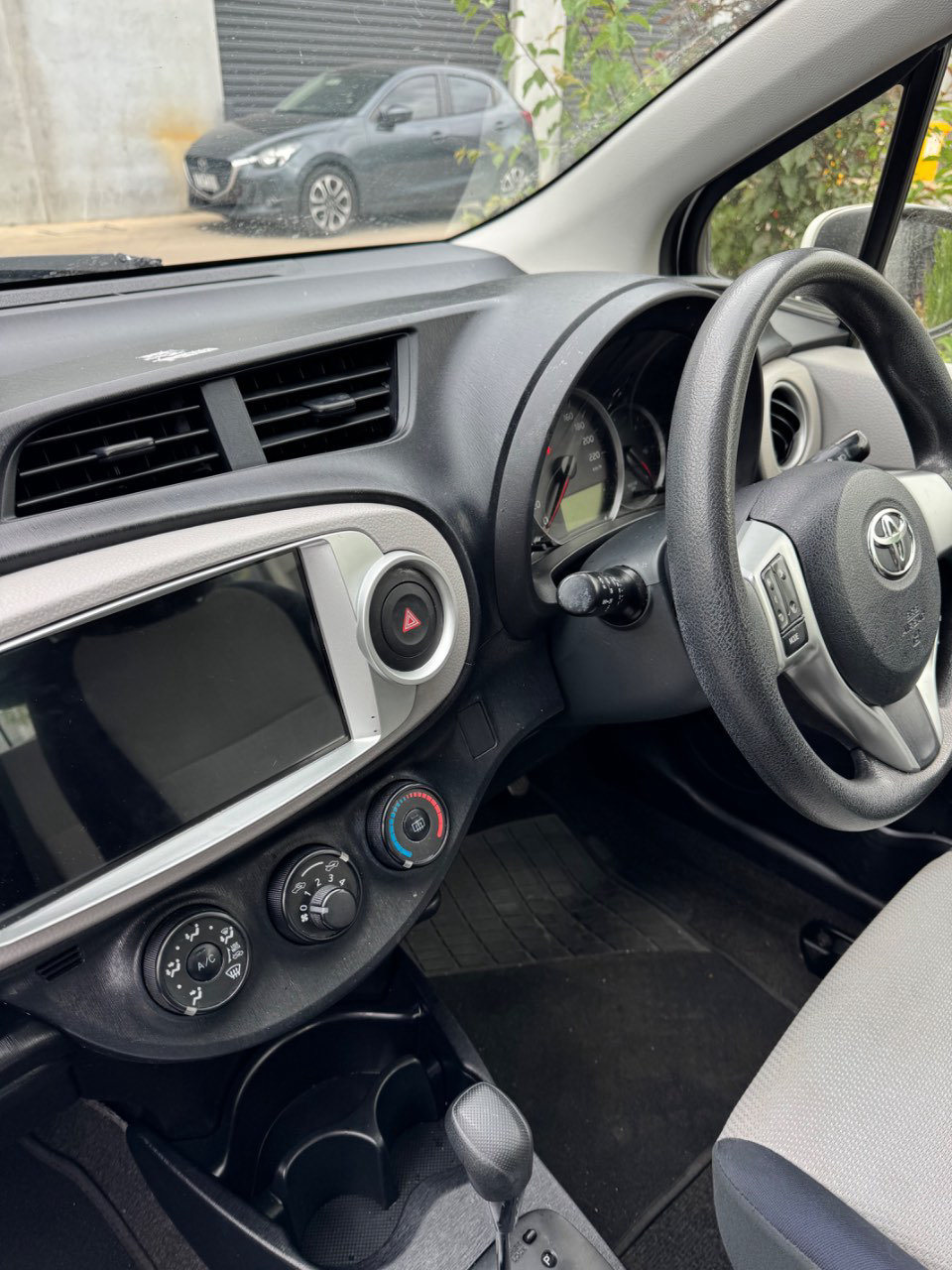 2012 Toyota Yaris, photo 2 of 2