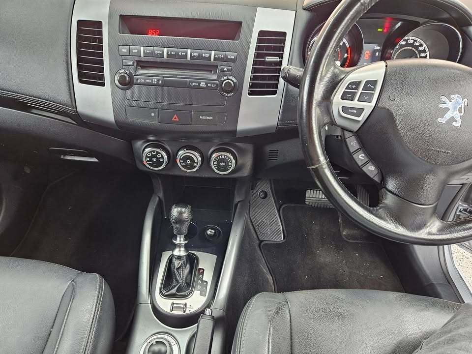 2013 Peugeot 4007, photo 2 of 8